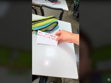 Encuentra una nota de un alumno escrita en un idioma secreto y logra descifrarla