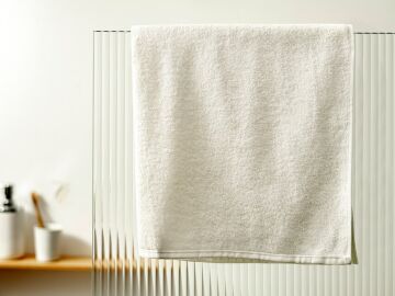 Imagen de una toalla de ba&ntilde;o colgada
