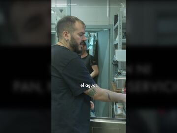 Un hostelero cuenta en TikTok lo que cobra por el agua en su bar