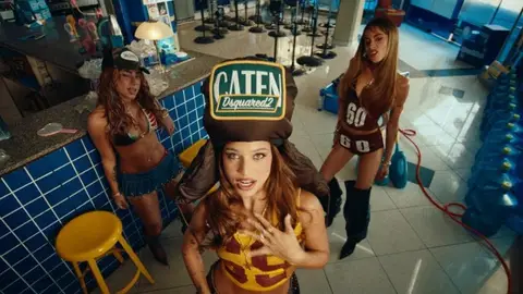 Miniatura del videoclip de Blackout Miniatura del videoclip de Blackout