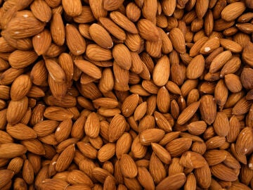 Imagen de un mont&oacute;n de almendras