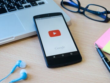 Imagen de un m&oacute;vil con YouTube abierto