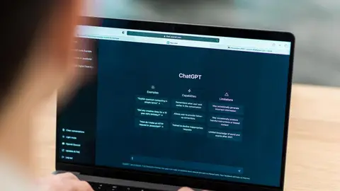 Imagen de una persona usando ChatGPT Imagen de una persona usando ChatGPT