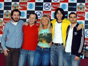 Amaia Montero junto a La oreja de Van Gogh