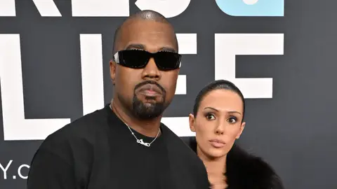 Kanye West y Bianca Censori en los Grammy 2025 Kanye West y Bianca Censori en los Grammy 2025