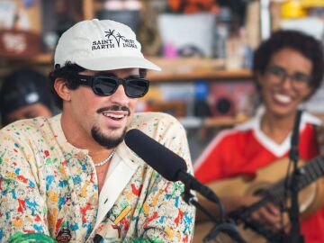 Bad Bunny convierte Tiny Desk en Puerto Rico