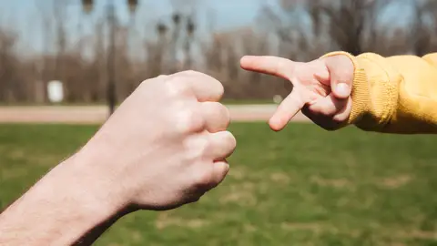 Piedra, papel o tijera. Piedra, papel o tijera.