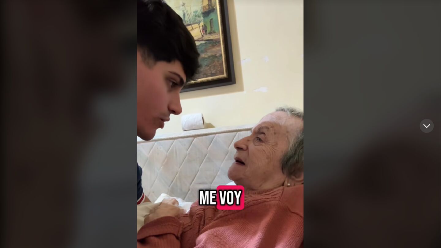 Un joven argentino se despide de su abuela antes de emigrar a Espa&ntilde;a