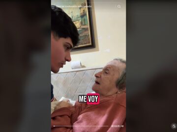 Un joven argentino se despide de su abuela antes de emigrar a Espa&ntilde;a