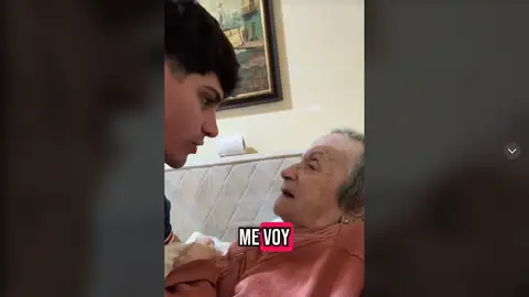 Un joven argentino se despide de su abuela antes de emigrar a España Un joven argentino se despide de su abuela antes de emigrar a España