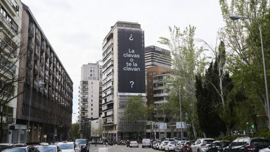 "&iquest;La clavas... o te la clavan?": la lona de Traitors que ha revolucionado el centro de Madrid