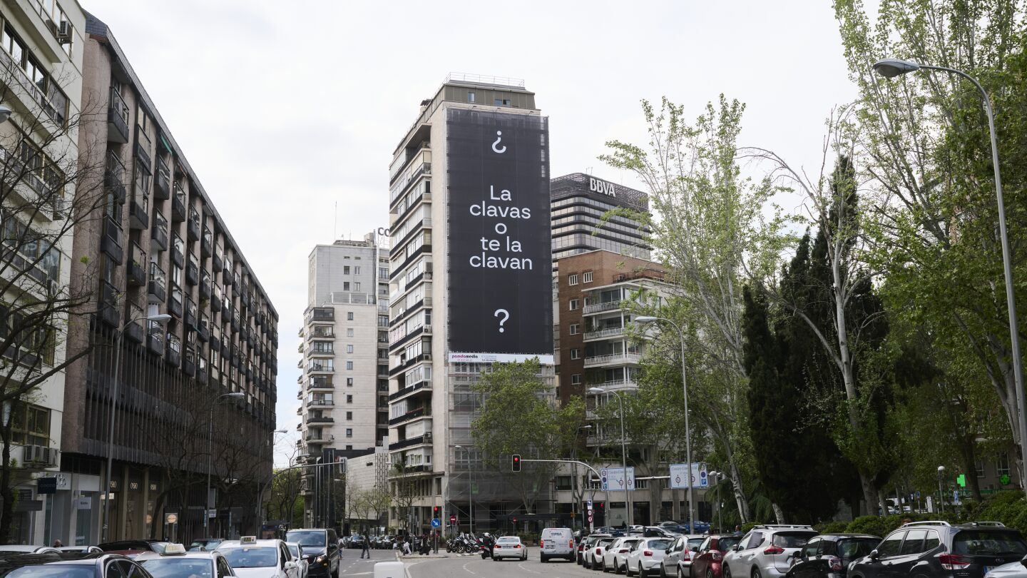 "&iquest;La clavas... o te la clavan?": la lona de Traitors que ha revolucionado el centro de Madrid
