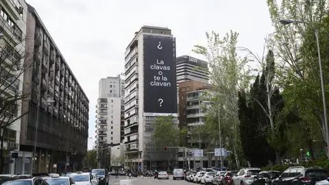 "¿La clavas... o te la clavan?": la lona de Traitors que ha revolucionado el centro de Madrid "¿La clavas... o te la clavan?": la lona de Traitors que ha revolucionado el centro de Madrid