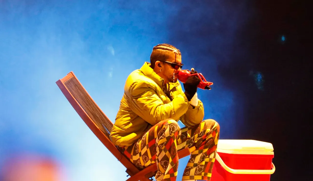 Bad Bunny durante un concierto