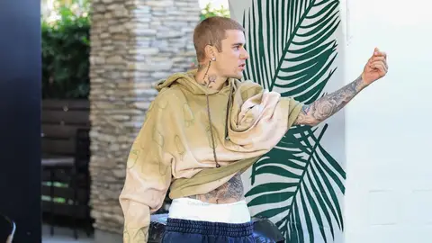 Justin Bieber enfrentándose a los paparazzi Justin Bieber enfrentándose a los paparazzi