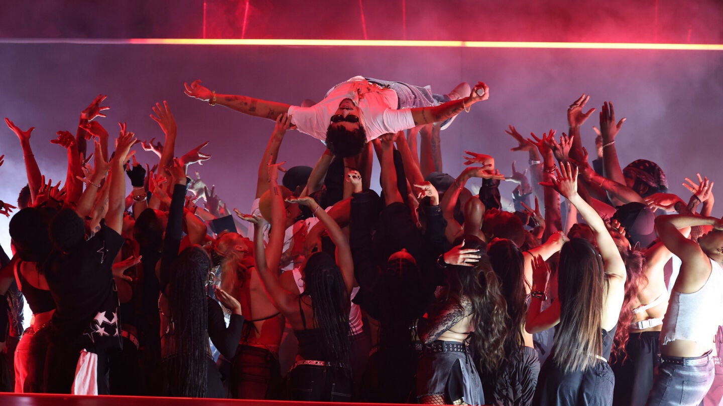 Bad Bunny durante una actuaci&oacute;n