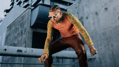 Jhayco en el videoclip de Passoa. Jhayco en el videoclip de Passoa.