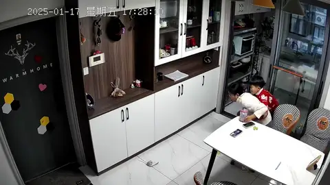 Un niño salva a su madre de morir atragantada con una uva Un niño salva a su madre de morir atragantada con una uva