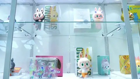 Los Labubu están tan de moda que sus dueños han empezado a asegurarlos por miedo a que se los roben Los Labubu están tan de moda que sus dueños han empezado a asegurarlos por miedo a que se los roben