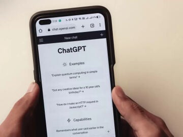 Imagen de una persona usando ChatGPT en su m&oacute;vil