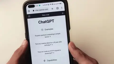 Imagen de una persona usando ChatGPT en su móvil Imagen de una persona usando ChatGPT en su móvil