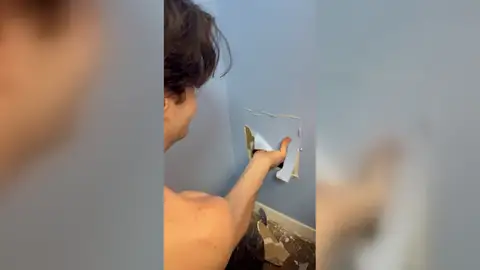 Escucha un ruido en la pared y se lleva una gran sorpresa cuando decide abrir una agujero Escucha un ruido en la pared y se lleva una gran sorpresa cuando decide abrir una agujero