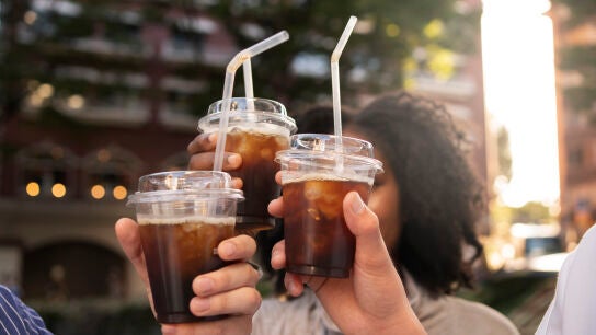 Grupo de amigos con caf&eacute;s cold brew