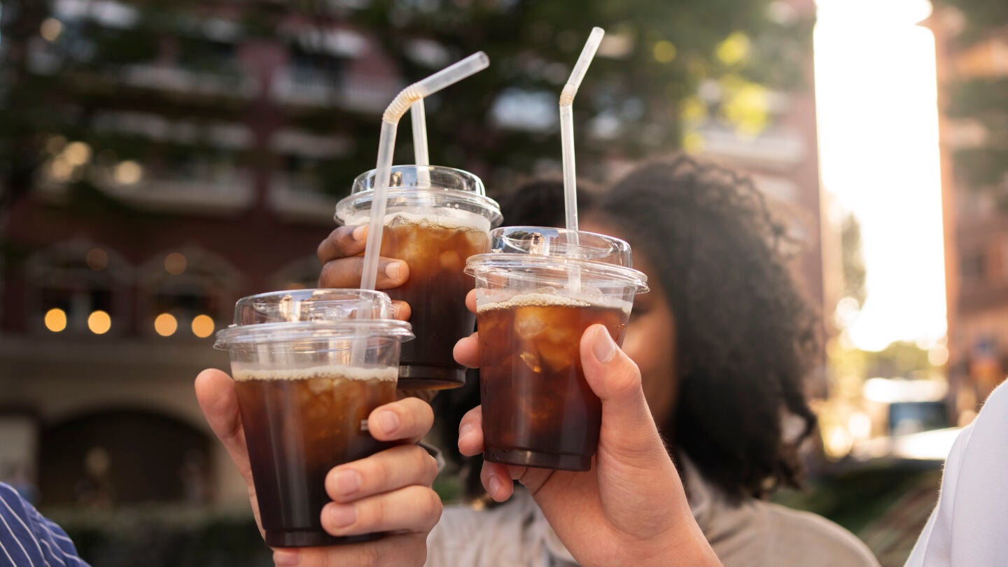 Grupo de amigos con caf&eacute;s cold brew