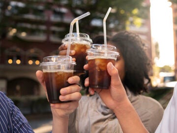 Grupo de amigos con caf&eacute;s cold brew