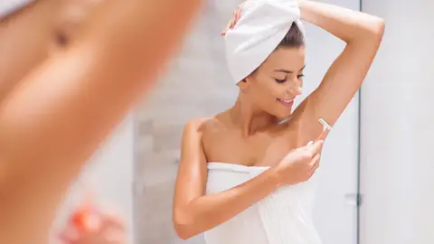 Imagen de una mujer depilándose Imagen de una mujer depilándose