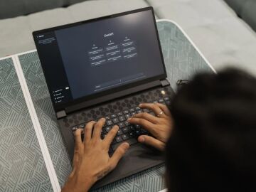 Imagen de una persona usando ChatGPT en su port&aacute;til