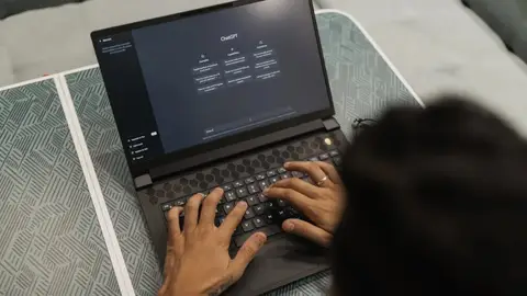 Imagen de una persona usando ChatGPT en su portátil Imagen de una persona usando ChatGPT en su portátil
