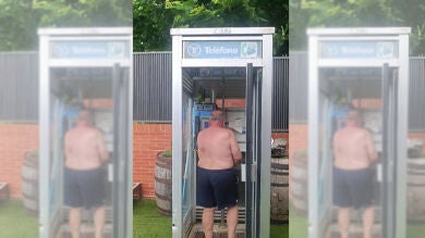 Convierte una cabina telefónica en ducha para su piscina y se convierte en la envidia de todo TikTok