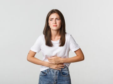 Imagen de una mujer con dolor de est&oacute;mago