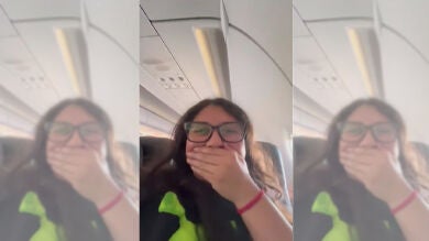 Se ríe mientras todos gritan: una pasajera se vuelve viral por su ataque de risa en plenas turbulencias