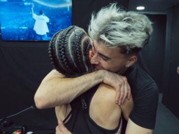 Abrazo entre Abby y Karchez en La Velada del A&ntilde;o 5