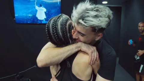 Abrazo entre Abby y Karchez en La Velada del Año 5 Abrazo entre Abby y Karchez en La Velada del Año 5