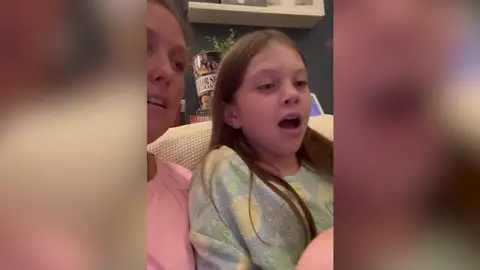 Niña y su madre al conocer el nuevo álbum de Taylor Swift Niña y su madre al conocer el nuevo álbum de Taylor Swift