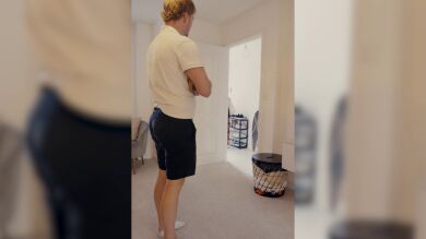 Su mujer vuelve del trabajo y el la espera con la sorpresa más adorable entre los brazos