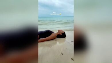 El momento en que una ola arruina la foto playera de una conocida influencer