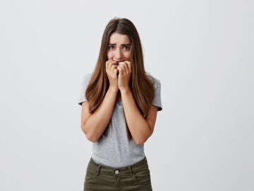 Imagen de una mujer con miedo
