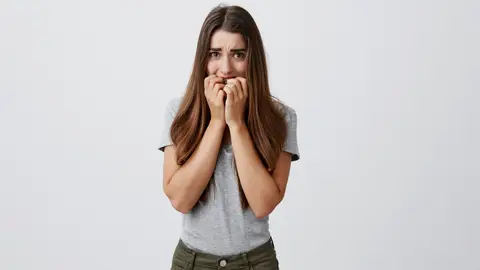 Imagen de una mujer con miedo Imagen de una mujer con miedo