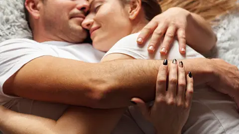 Imagen de una pareja abrazada Imagen de una pareja abrazada