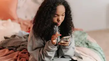 Imagen de una chica usando su teléfono móvil Imagen de una chica usando su teléfono móvil