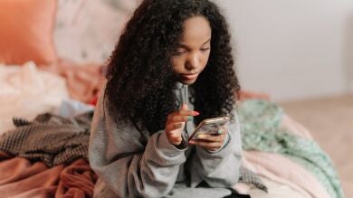 El síndrome de la torre de cristal: ¿Por qué nos sentimos observados en las redes sociales?