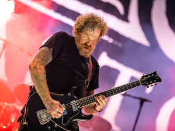 Brent Hinds durante una actuaci&oacute;n de Mastodon