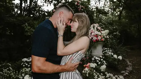 Imagen del anuncio de Taylor Swift y Travis Kelce Imagen del anuncio de Taylor Swift y Travis Kelce