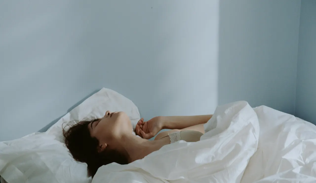 Imagen de una mujer en la cama