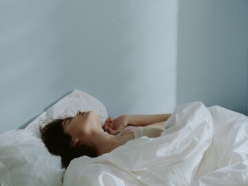 Imagen de una mujer en la cama