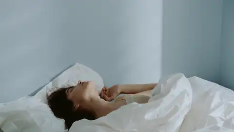 Imagen de una mujer en la cama Imagen de una mujer en la cama